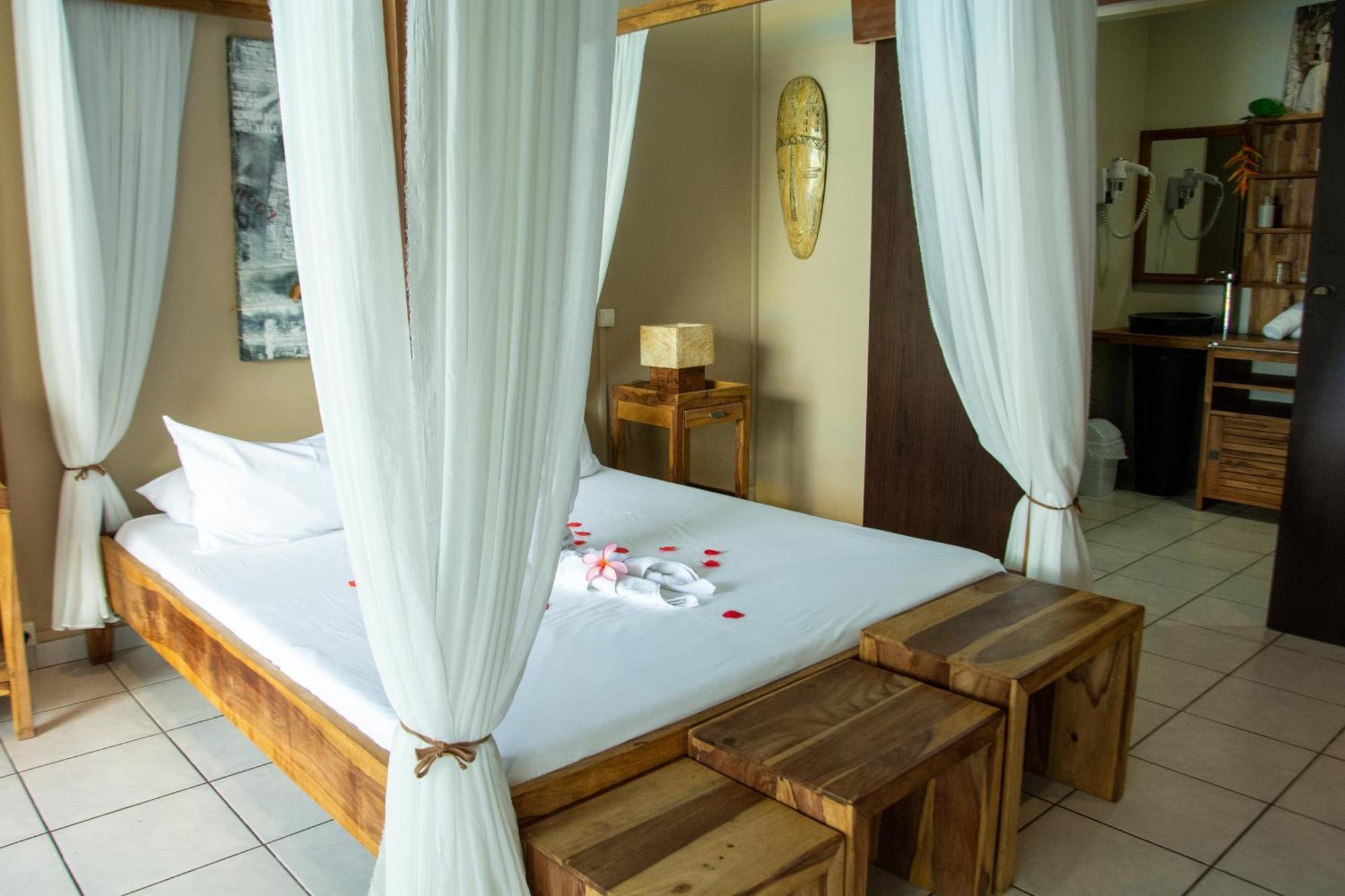 Hotel Ylang Ylang แซ็งต์-จีลส์-เลส์-แบ็งส์ ภายนอก รูปภาพ